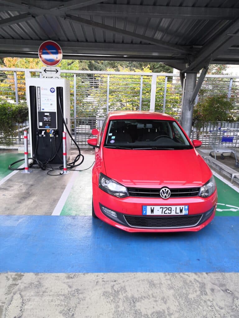 polo converti à l'électrique en recharge en station publique